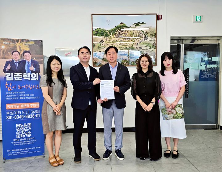 [수원=뉴시스] 김훈(사진 왼쪽 두 번째) 수원시 세정과장 등 수원시 관계자들이 최근 김준혁(가운데) 더불어민주당 의원 지역사무실을 찾아 관외 체납 과태료 징수촉탁제 도입을 위한 '질서위반행위규제법 일부개정법률안'의 조속한 국회 통과를 요청하고 있다. (사진=수원시 제공) 2026.07.23. photo@newsis.com *재판매 및 DB 금지