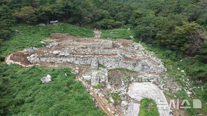 [남해=뉴시스]경남 남해군 서면 서호리 산178-1 일원 '남해 대장군지' 축대 및 전체 전경.(사진=경남도 제공) 2026.07.23. photo@newsis.com