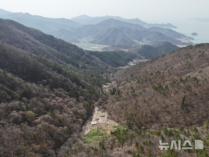 [남해=뉴시스]경남 남해군 서면 서호리 산178-1 일원 '남해 대장군지'와 서상항(조운로) 전경.(사진=경남도 제공) 2026.07.23. photo@newsis.com
