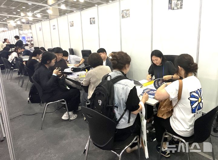 [안양=뉴시스] 안양대가 ‘2027학년도 수시 대학입학정보박람회’에 참가해 상담을 진행하고 있다. 사진은 수시입학 상담 현장 전경.(사진=안양대 제공).2026.07.23.photo@newsis.com