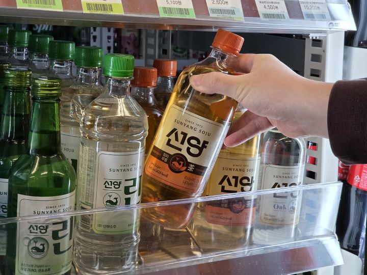 [대전=뉴시스] ㈜선양소주가 출시한 과일차 소주 '피치우롱'.(사진=선양소주 제공) *재판매 및 DB 금지