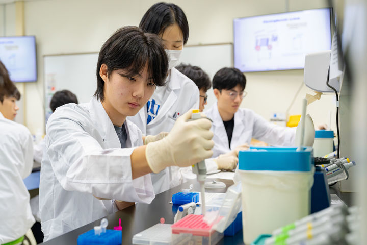 참가자들이 ‘화학 전공’ 실험에서 강사의 설명을 들으며 실험에 참여하고 있다. (사진=GIST 제공) photo@newsis.com *재판매 및 DB 금지