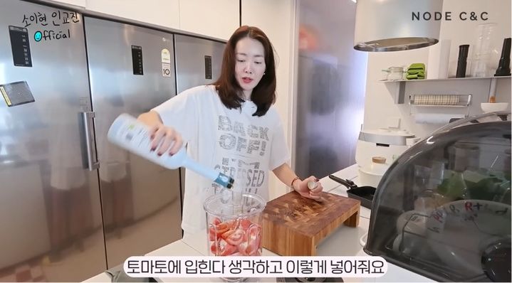[서울=뉴시스] 배우 소이현이 직접 토마토를 손질하며 자신만의 건강한 다이어트 레시피를 공개하고 있다. (사진 출처=유튜브 채널 '소이현 인교진 (INSO COUPLE)' 캡처)