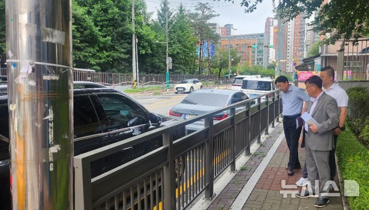 [경기광주=뉴시스] 광주시가 벌원초 어린이보호구역 갈등을 해소하기 위해 슬라이드 방호울타리를 설치했다 (사진=광주시 제공) 2026.07.23.photo@newsis.com