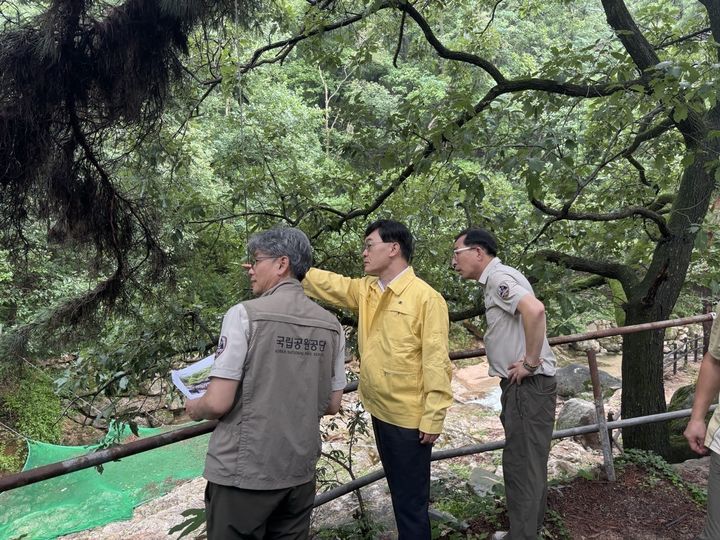 [세종=뉴시스]주대영 국립공원공단 이사장이 여름철 물놀이 안전사고 예방을 위해 북한산국립공원 삼천 계곡을 방문해 현장 안전관리 실태를 점검했다고 23일 밝혔다.(사진= 국립공원공단 제공) *재판매 및 DB 금지
