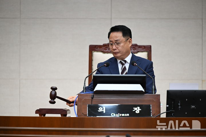 [완주=뉴시스] 김민수 기자= 성중기 완주군의회 의장이 의사봉을 두드리고 있다. *재판매 및 DB 금지