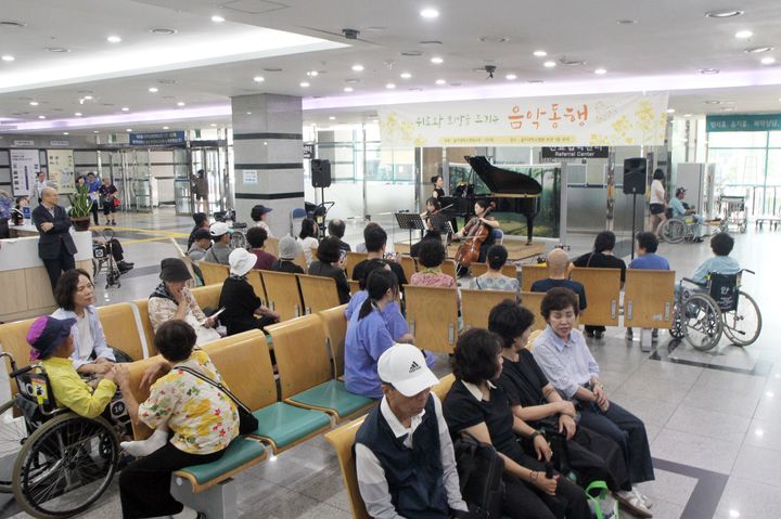 [대전=뉴시스] 대전을지대병원이 환우와 내원객을 위한 음악회 '위로와 희망을 전하는 음악 동행'을 열었다. (사진=대전을지대학교병원 제공) 2026.07.23. photo@newsis.com *재판매 및 DB 금지