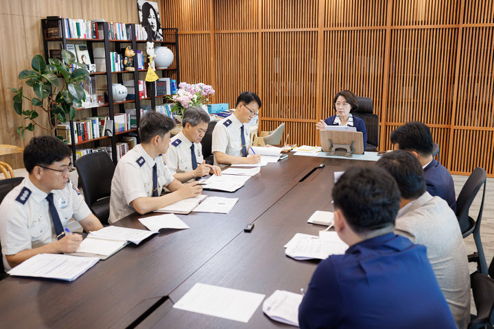 [수원=뉴시스] 추미애 지사가 22일 오후 집무실에서 열린 물류창고 화재 안전 강화 긴급 대책회의에서 발언하고 있다. (사진=경기도 제공) 2026.07.23. photo@newsis.com *재판매 및 DB 금지