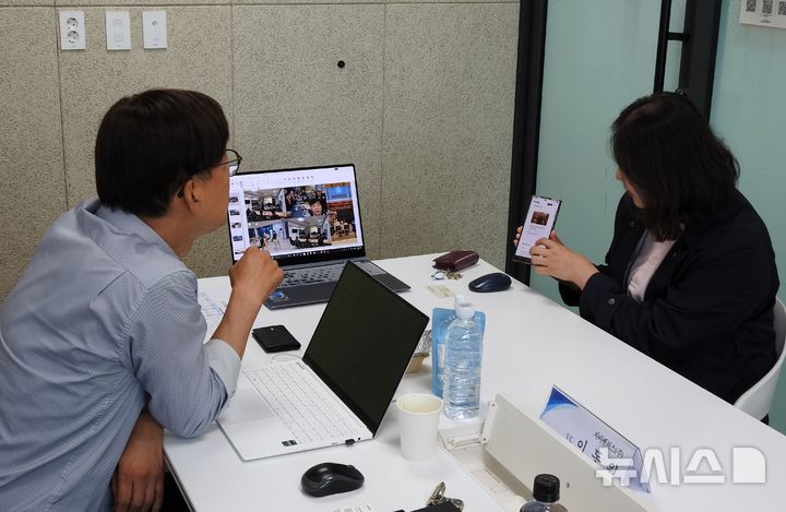 [제주=뉴시스] 김수환 기자 = 6월12일 제주시 함덕 아일랜드 워크랩에서 '리:워크 VC 제주 워케이션' 일환으로 마련된 IR 데이 행사에서 벤처투자회사(VC) 심사역과 제주 기업 참가자가 1대 1 투자상담을 진행하고 있다. 2026.07.23. notedsh@newsis.com