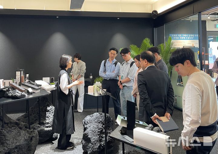 [제주=뉴시스] 6월8일 제주도 '리:워크 VC 제주 워케이션' 프로그램에 참여한 벤처투자회사(VC) 심사역들이 제주 기업 현장을 둘러보고 있다. (사진=제주창조경제혁신센터 제공) 2026.07.23. photo@newsis.com
