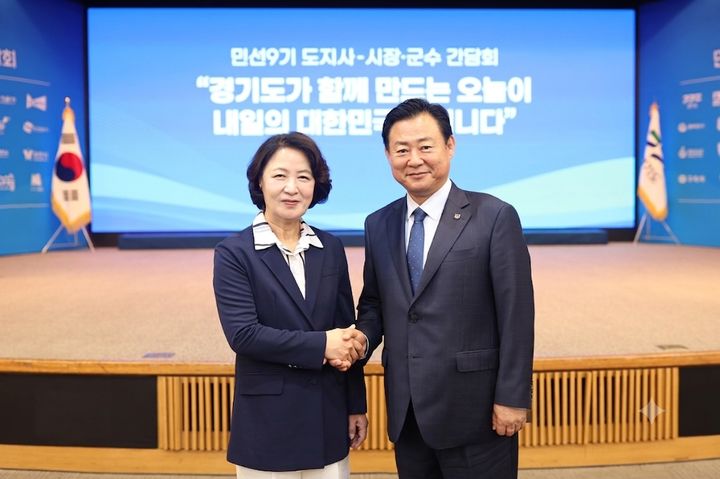 신동화 구리시장이 22일 열린 민선 9기 도지사-시장·군수 간담회에서 추미애 경기도지사와 기념촬영을 하고 있다. (사진=구리시 제공) photo@newsis.com *재판매 및 DB 금지