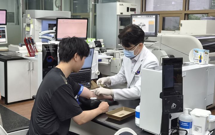 [서울=뉴시스] 23일 대전충남지방병무청에서 베트남에 거주하는 한·베 가정 자녀가 병역체험 프로그램에 참여해 병역판정검사를 받고 있다. (사진=병무청 제공) 2026.07.23. photo@newsis.com *재판매 및 DB 금지