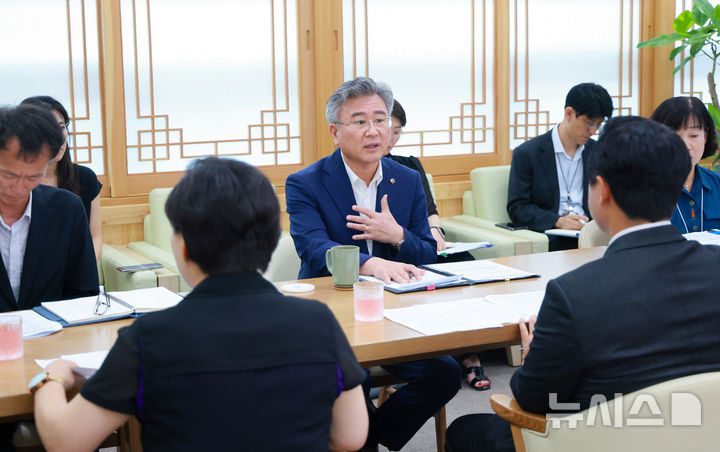 [전주=뉴시스]윤난슬 기자 = 천호성 전북특별자치도교육감은 23일 전북교총, 전북교사노조, 전국교직원노동조합 전북지부, 한국교육노조 등 교원단체·노조와 잇달아 간담회를 열고 교육 현안과 협력 방안을 논의했다. (사진=전북교육청 제공) photo@newsis.com 