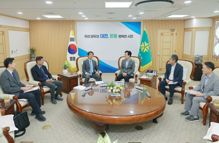 [대전=뉴시스]허태정 대전시장과 배충식 KAIST 총장이 23일 면담을 갖고 대전의 반도체 산업 육성과 인공지능 분야 협력 방안을 논의했다. 2026. 07. 23 photo@newsis.com *재판매 및 DB 금지