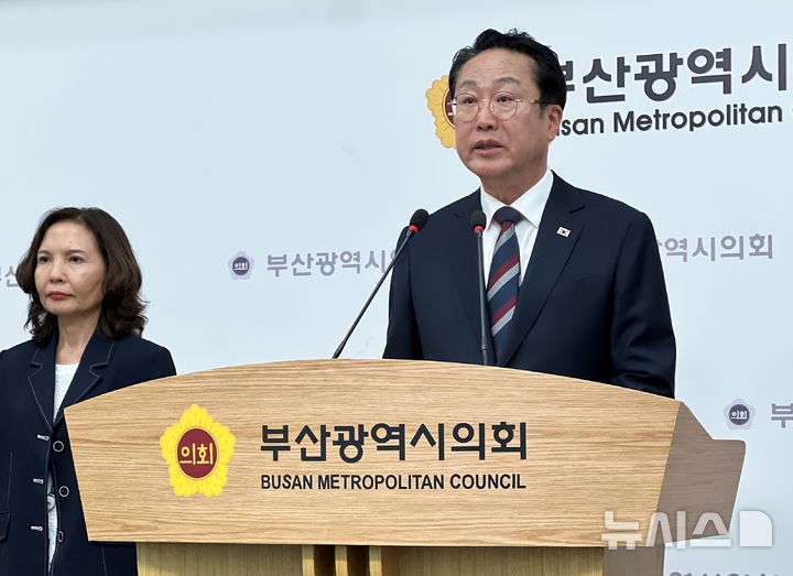 [부산=뉴시스] 원동화 기자 = 박재범 부산 남구청장이 23일 부산 연제구 부산시의회 브리핑룸에서 기자회견을 열고 '남구 재정 비상사태'를 선포했다. 2026.07.23. dhwon@newsis.com