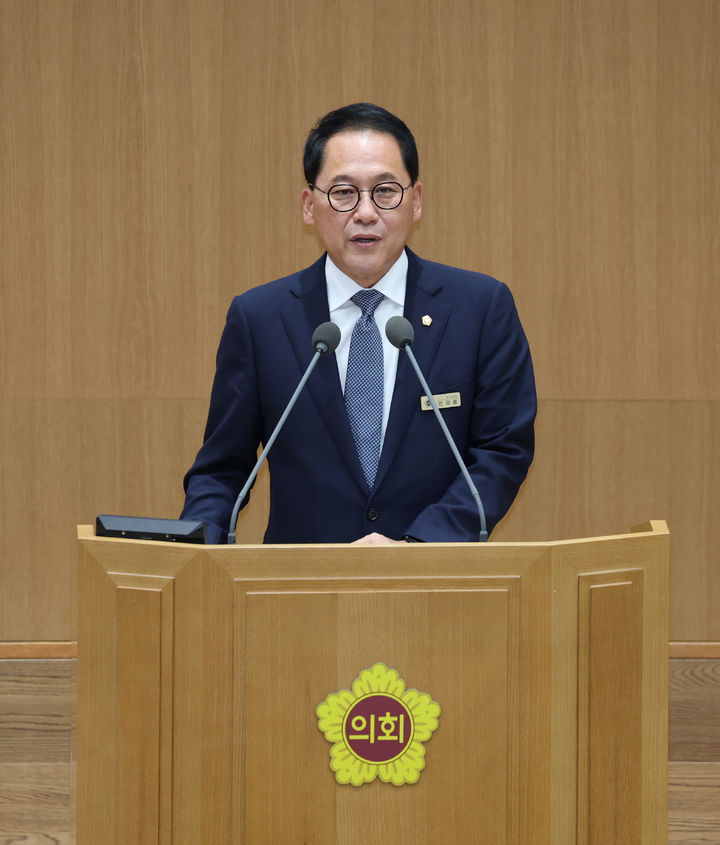 [수원=뉴시스] 안광률 경기도의회 더불어민주당 대표의원이 23일 제392회 임시회 제4차 본회의에서 대표의원 연설을 하고 있다. (사진=경기도의회 제공) 2026.07.23. photo@newsis.com *재판매 및 DB 금지