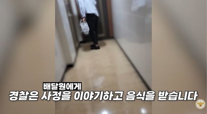 [서울=뉴시스] 대포폰을 쓰며 숨어 지내던 무면허 도주범이 은신처로 향하는 배달 음식을 노린 경찰의 위장 작전에 덜미를 잡힌 사연이 전해졌다. (사진 출처=유튜브 채널 '대한민국 경찰청' 캡처)