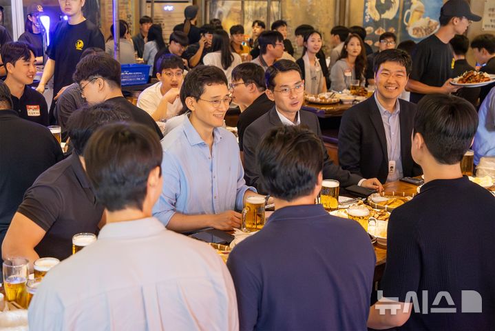 [서울=뉴시스] 김대헌 호반그룹 기획총괄사장(뒷줄 오른쪽 세번째)이 지난 22일 아브뉴프랑 판교에서 열린 '커넥팅 데이'에 참석해 그룹 신입사원들과 식사를 함께하며 대화를 나누고 있다.