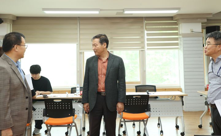 [진안=뉴시스] 전북 진안군은 전춘성 진안군수가 진압읍 행정복지센터를 방문해 '농어촌 기본소득 시범사업' 신청 현황 점검과 실무자 격려 등을 진행했다고 23일 밝혔다. (사진=진안군 제공) 2026.07.23. photo@newsis.com *재판매 및 DB 금지