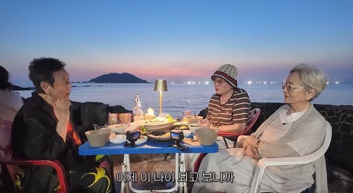 [서울=뉴시스] 지난 22일 김영옥의 유튜브 채널에는 '눈물과 웃음이 가득했던 할미즈 제주여행 2탄, 원로 배우들의 인생 이야기'라는 제목의 영상이 공개됐다. (사진=유튜브 채널 김영옥 캡처) 2026.07.23. photo@newsis.com *재판매 및 DB 금지