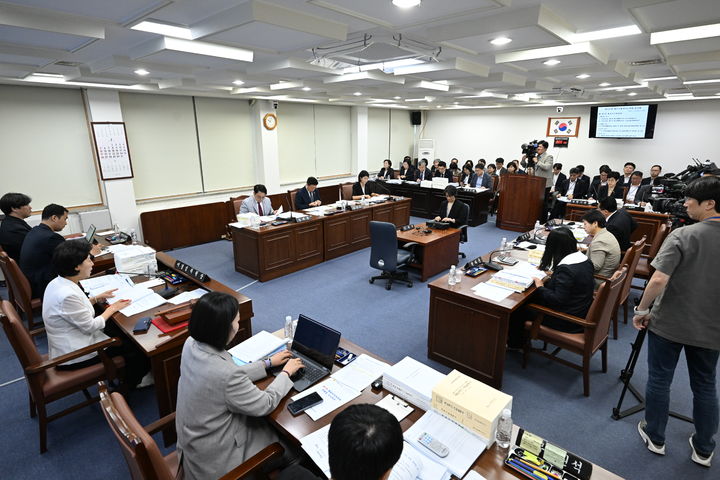 [제주=뉴시스] 23일 오전 제주도의회 행정자치위원회 회의실에서 제453회 제주도의회(임시회) 행정자치위원회 회의가 열리고 있다. (사진=제주도의회 제공) 2026.07.23. photo@newsis.com *재판매 및 DB 금지