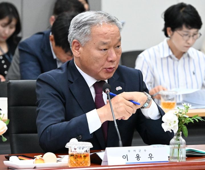 [부여=뉴시스] 조명휘 기자 = 이용우 부여군수가 23일 충남도청서 열린 '민선 9기 제1차 지방정부회의'에서 충청산업문화철도(보령선)의 제5차 국가철도망 구축계획 반영을 건의하고 있다. (사진= 부여군 제공) 2026.07.23. photo@newsis.com *재판매 및 DB 금지
