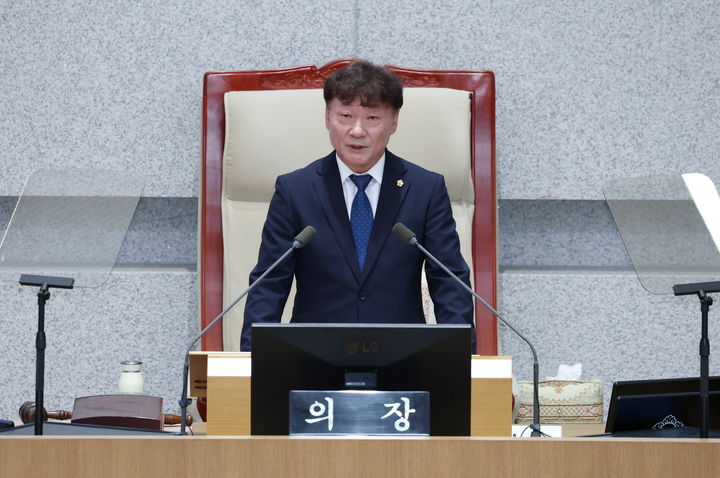 [수원=뉴시스] 남종섭 경기도의회 의장이 23일 제392회 임시회 제4차 임시회에서 발언하고 있다. (사진=경기도의회 제공) 2026.07.23. photo@newsis.com *재판매 및 DB 금지