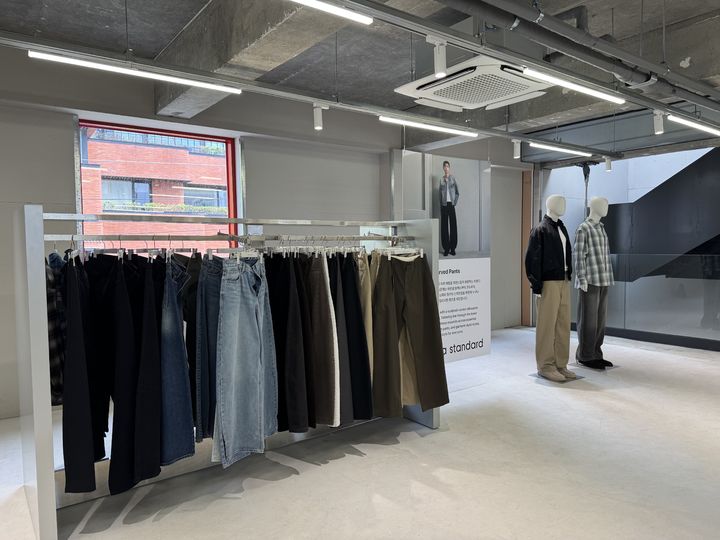 [서울=뉴시스] 무신사 스탠다드 26FW 프리뷰 행사장 2층 전경. (사진=동효정 기자) 2026.07.23. vivid@newsis.com *재판매 및 DB 금지