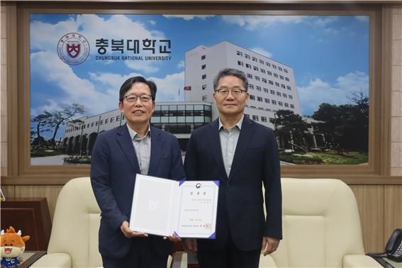 [청주=뉴시스] 박유식 충북대학교 총장 직무대리(오른쪽)가 23일 대학본부 접견실에서 유재수 학생처장에게 임명장을 주고 기념 촬영을 하고 있다. (사진=충북대 제공) 2026.07.23. photo@newsis.com&nbsp; *재판매 및 DB 금지