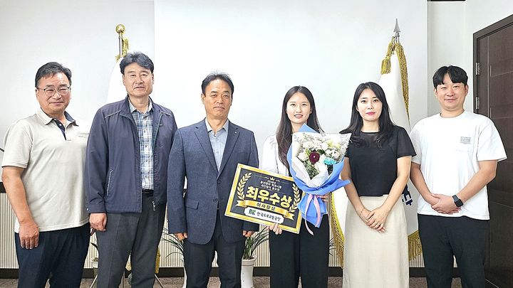 [원주=뉴시스] '2026년 운전면허 학과시험문제 국민참여 공모전' 시상식에서 배문수 마산운전면허시험장 단장(왼쪽 세 번째)과 최우수상 수상자 최난영 씨(왼쪽 네 번째) 등 참석자들이 기념촬영하고 있다. (사진=한국도로교통공단 제공) 2026.07.23. photo@newsis.com *재판매 및 DB 금지