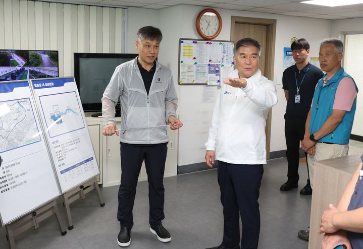 [서울=뉴시스] 구청장 현장점검(대치유수지). (사진=강남구 제공) 2026.07.23. photo@newsis.com *재판매 및 DB 금지