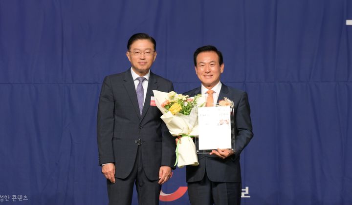 [논산=뉴시스] 백성현 충남 논산시장이 23일 '한국의 최고 경영대상'을 수상했다. (사진=논산시 제공) 2026.07.23. photo@newsis.com&nbsp; *재판매 및 DB 금지
