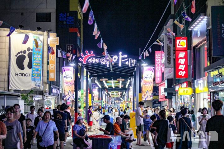 [포항=뉴시스] 지난해 포항 중앙상가 여름 야시장. (사진=포항시 제공) 2026.07.23. photo@newsis.com