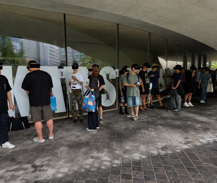 23일 서울 강서구 스페이스K 서울에서 카우스(KAWS)의 신작 아트토이 '펠로우(FELLOW)'를 구매하려는 관람객들이 줄을 서 있다. *재판매 및 DB 금지