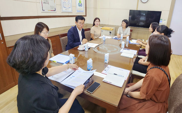 윤건영 충북도교육감이 23일 오송유치원을 찾아 '교육활동 보호 찾아가는 소통간담회'를 주재하며 교사들의 애로 사항을 듣고 있다. *재판매 및 DB 금지