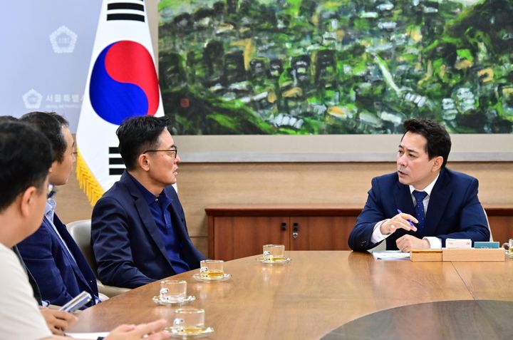 [서울=뉴시스] 임만균 서울시의회 의장(오른쪽에서 첫 번째)이 23일(목) 서울시 여장권 교통실장(왼쪽에서 세 번째)과 면담하고 있다. (사진=서울시의회 제공) 2026.07.23. photo@newsis.com *재판매 및 DB 금지