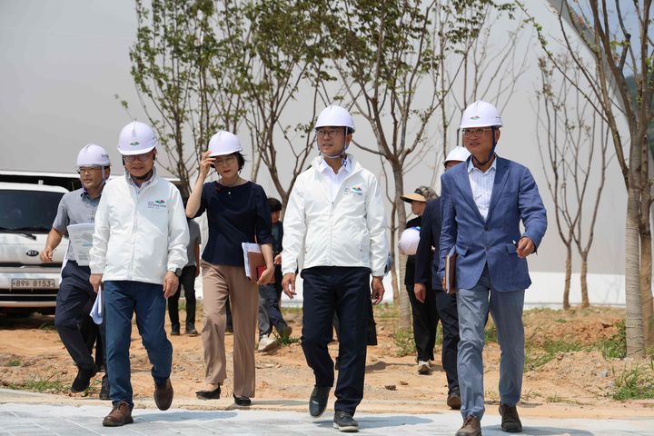 [여수=뉴시스] 서영학 여수시장이 여수세계섬박람회가 준비 중인 행사장을 찾아 점검 하고 있다. (사진=여수시 제공) 2026.07.23. photo@newsis.com *재판매 및 DB 금지