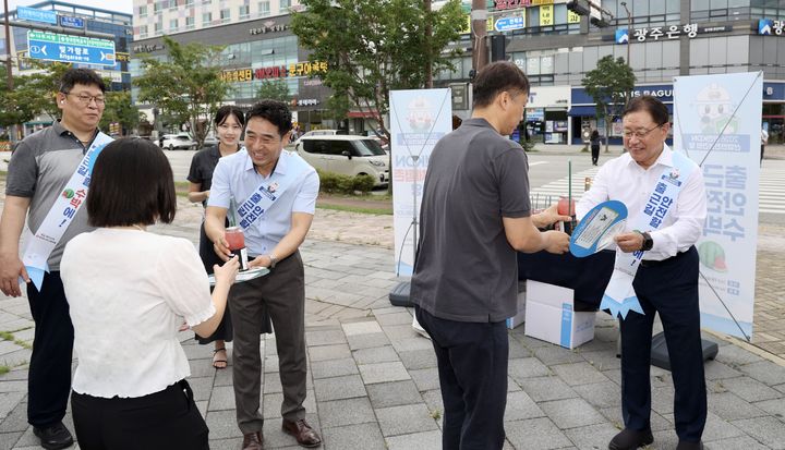 [세종=뉴시스]한전KDN이 2026 산업안전 보건의 달을 맞아 노사 합동으로 '한전KDN과 함께, 출근길 안전할 수박에' 캠페인을 펼쳤다고 23일 밝혔다.(사진= 한전KDN 제공) *재판매 및 DB 금지