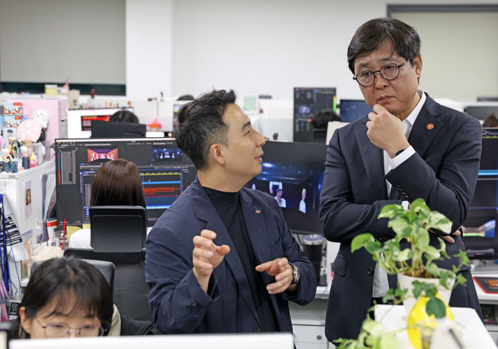 최휘영 문화체육관광부 장관이 23일 서울 마포구 씨제이 포디플렉스(CJ 4DPLEX)를 방문해 영상 분야 인공지능(AI) 기술 도입 현장을 살펴보고 있다.(사진=문화체육관광부 제공) *재판매 및 DB 금지