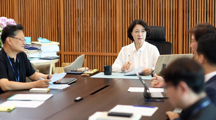 [수원=뉴시스] 추미애 지사가 23일 오후 집무실에서 제3차 경기미래투자공사 TF 전략회의를 주재하고 있다. (사진=경기도 제공) 2026.07.23. photo@newsis.com *재판매 및 DB 금지