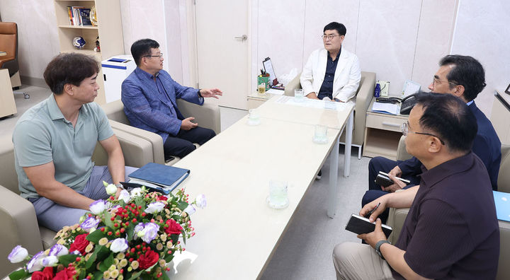 박상수 삼척시장,과 고용노동부 태백지청장이 23일 삼척시청 시장집무실에서 안전문화 확산 협력강화를 위한 간담회를 열고 있다.(사진=삼척시 제공) *재판매 및 DB 금지