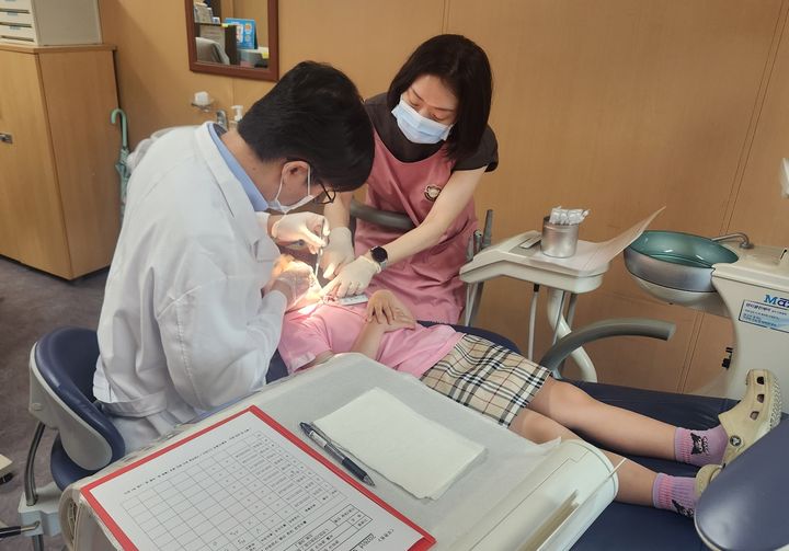 [서울=뉴시스] 관악구보건소에서 어린이 구강건강검진과 불소도포를 진행하고 있다. (사진=관악구 제공) 2026.07.23. photo@newsis.com *재판매 및 DB 금지