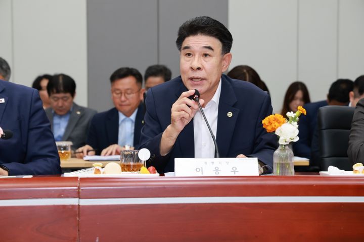 [계룡=뉴시스] 이응우 충남 계룡시장이 23일 충남도청에서 열린 제1회 충남도 지방정보회의에서 첨단 국방 산업단지 조성 지원을 건의하고 있다. (사진=계룡시 제공) 2026.07.23. photo@newsis.com&nbsp; *재판매 및 DB 금지