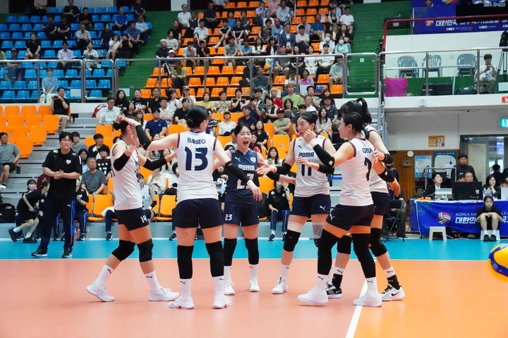 [서울=뉴시스] 차상현 감독이 이끄는 한국 여자배구 대표팀이 23일 충북 제천체육관에서 열린 '대한민국 배구 국가대표팀 평가전 2026' 인도네시아와의 1차전에서 득점을 올린 뒤 기뻐하고 있다. (사진=대한배구협회 제공) 2026.07.23. *재판매 및 DB 금지