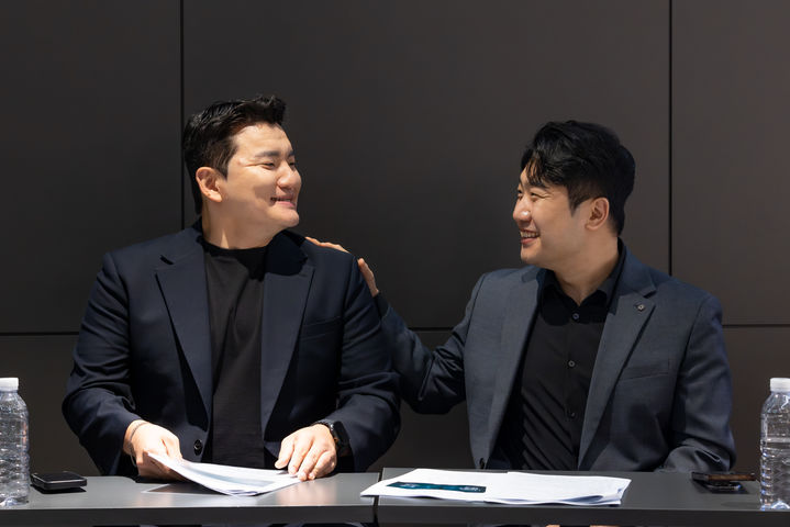 [서울=뉴시스] 23일 서울 종로구 한 공유오피스에서 바리톤 최인식(왼쪽)과 김기훈의 라운드인터뷰가 열렸다. 두 바리톤은 내달 8일 서울 서초구 예술의전당에서 열리는 바그너 '니벨룽의 반지' 하이라이트 공연에 오른다. (사진=아트앤아티스트 제공) 2026.07.23. photo@newsis.com *재판매 및 DB 금지