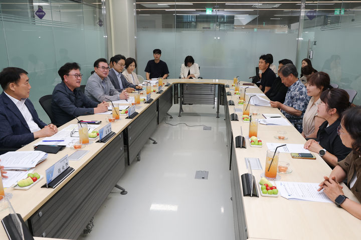 [세종=뉴시스] 이승돈 농촌진흥청장이 23일 전남광주통합특별시 신안군을 찾아 농업인 온열질환 예방 활동을 점검하고 폭염 취약계층에 대한 현장 안전관리를 강화할 것을 당부했다. (사진=농진청 제공) 2026.07.23. photo@newsis.com *재판매 및 DB 금지