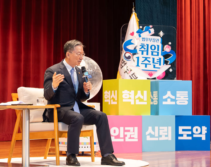 [서울=뉴시스] 정성호 법무부 장관이 검찰의 수사권을 폐지하는 검찰개혁을 두고 "태풍이 몰아치는데 우산을 쓰고 있다고 해서 태풍을 막을 수 없다"고 밝혔다. 사진은 정 장관. (사진=법무부 제공). 2026.07.23. photo@newsis.com *재판매 및 DB 금지