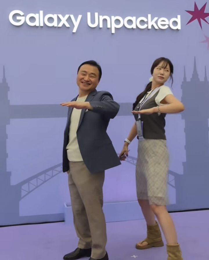 [서울=뉴시스] 노태문 삼성전자 DX부문장(사장)이 크리에이터 미니와 함께 에이티즈의 신곡 'BAD' 안무를 따라 추며 갤럭시 Z 폴드8·플립8 시리즈를 홍보했다. (사진='mnmnk_' 인스타그램 계정 캡처)