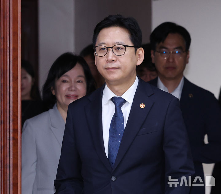 [서울=뉴시스] 조수정 기자 = 배경훈 부총리 겸 과학기술정보통신부 장관이 23일 오전 서울 종로구 정부서울청사에서 열린 제11회 과학기술관계장관회의에 입장하고 있다. 2026.07.23. chocrystal@newsis.com