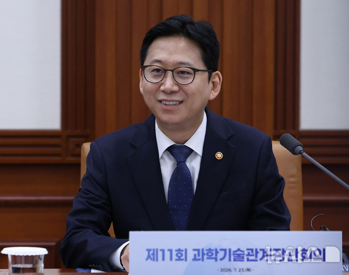 [서울=뉴시스] 조수정 기자 = 배경훈 부총리 겸 과학기술정보통신부 장관이 23일 오전 서울 종로구 정부서울청사에서 열린 제11회 과학기술관계장관회의를 주재하고 있다. 2026.07.23. chocrystal@newsis.com